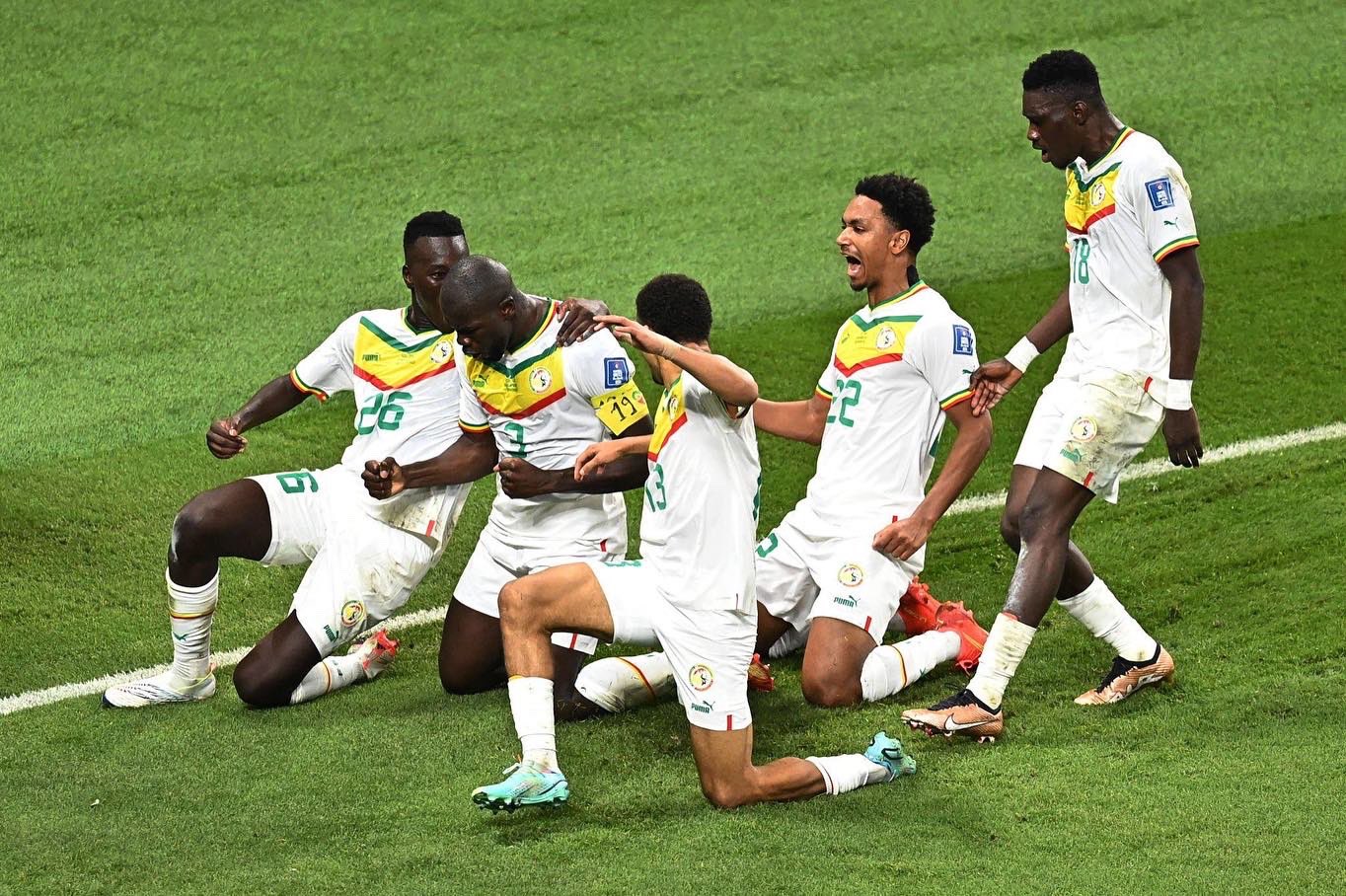 Torcida e jogadores de Senegal fazem homenagem a Papa Bouba Diop