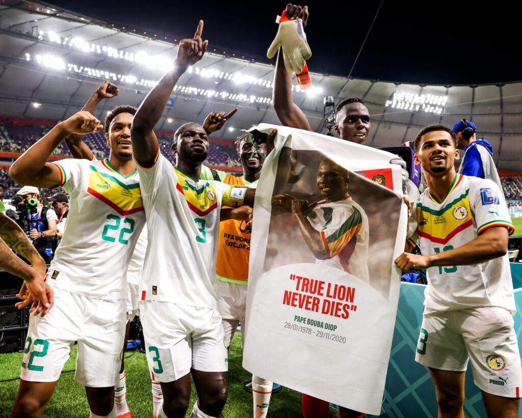 Torcida e jogadores de Senegal fazem homenagem a Papa Bouba Diop